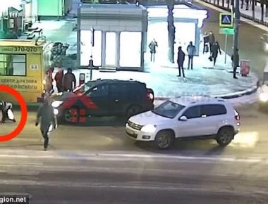 Βίντεο: Την χτύπησε αμάξι, σήκωσε την σακούλα με τα ψώνια και συνέχισε να περπατά!